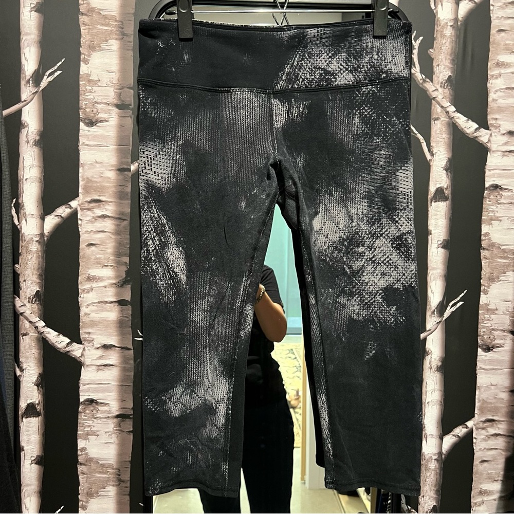 *LAST CALL* ALO Yoga Distressed Graffiti Capri Low Rise Leggings